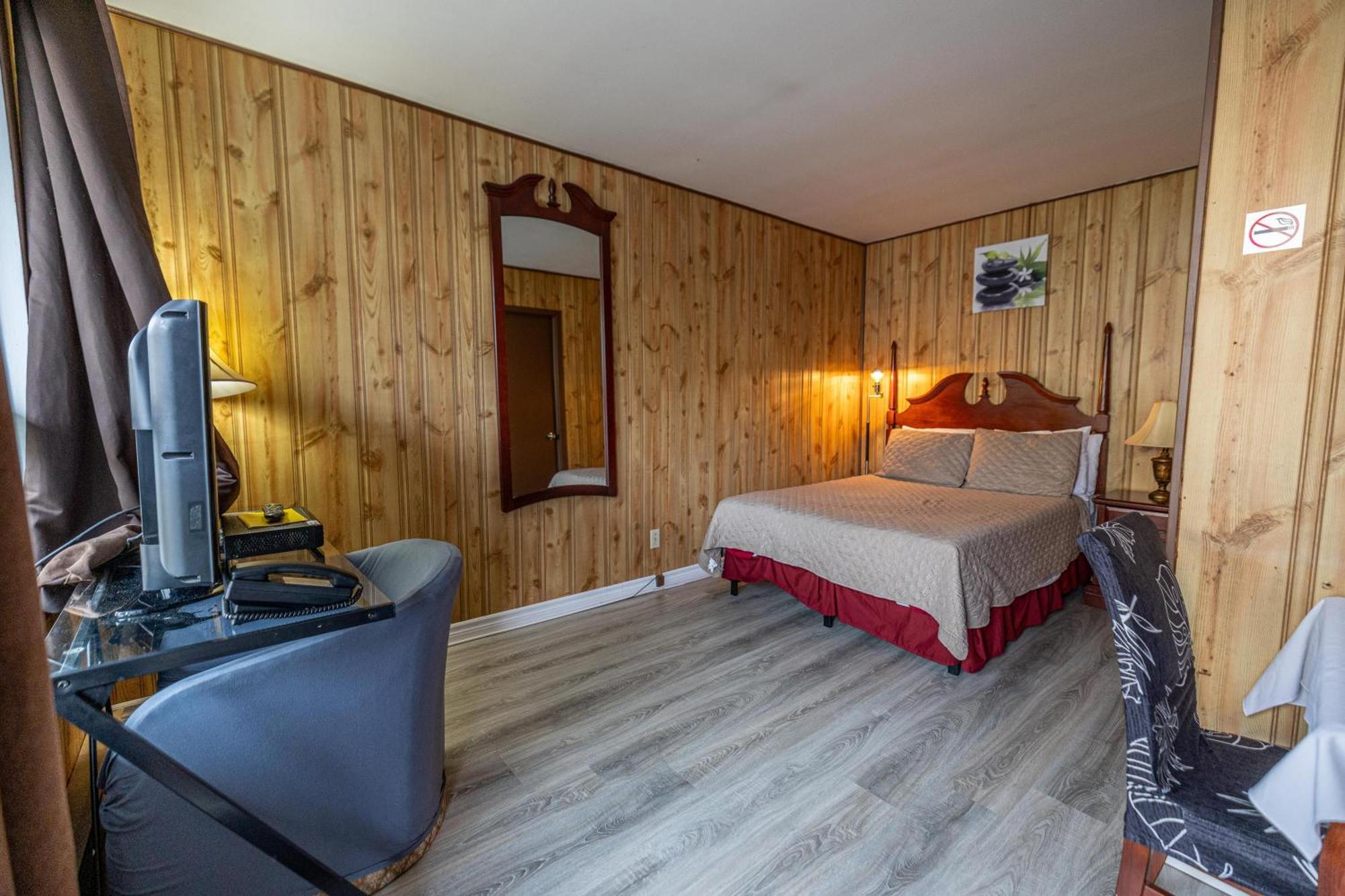 Deblois Motel 2*